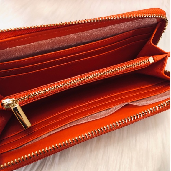 Tory Burch Wallet | Stacked Logo | Patent Leather - Picture 5 of 8